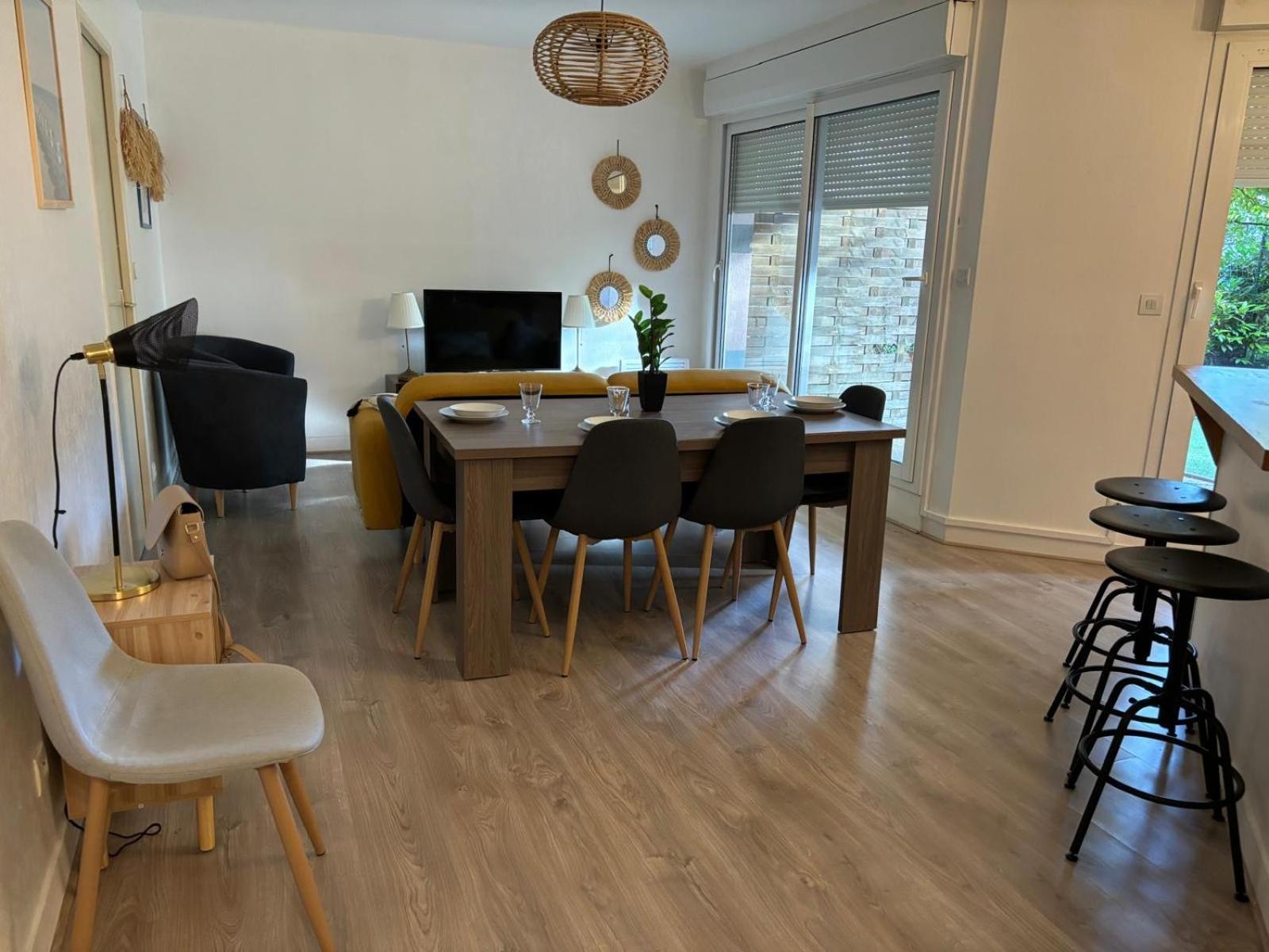 Appartement En Centre Ville Avec Cour Face Au Parc Pasteur Orleans Bagian luar foto